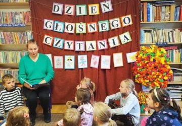 Dzień Głośnego Czytania w bibliotece szkolnej.