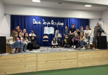 „𝓐 𝓷𝓲𝓮𝓬𝓱𝓪𝓳 𝓷𝓪𝓻𝓸𝓭𝓸𝔀𝓲𝓮 𝔀𝔃̇𝓭𝔂 𝓹𝓸𝓼𝓽𝓻𝓸𝓷𝓷𝓲 𝔃𝓷𝓪𝓳𝓪̨, 𝓲𝔃̇ 𝓟𝓸𝓵𝓪𝓬𝔂 𝓷𝓲𝓮 𝓰𝓮̨𝓼𝓲, 𝓲𝔃̇ 𝓼𝔀𝓸́𝓳 𝓳𝓮̨𝔃𝔂𝓴 𝓶𝓪𝓳𝓪̨.”